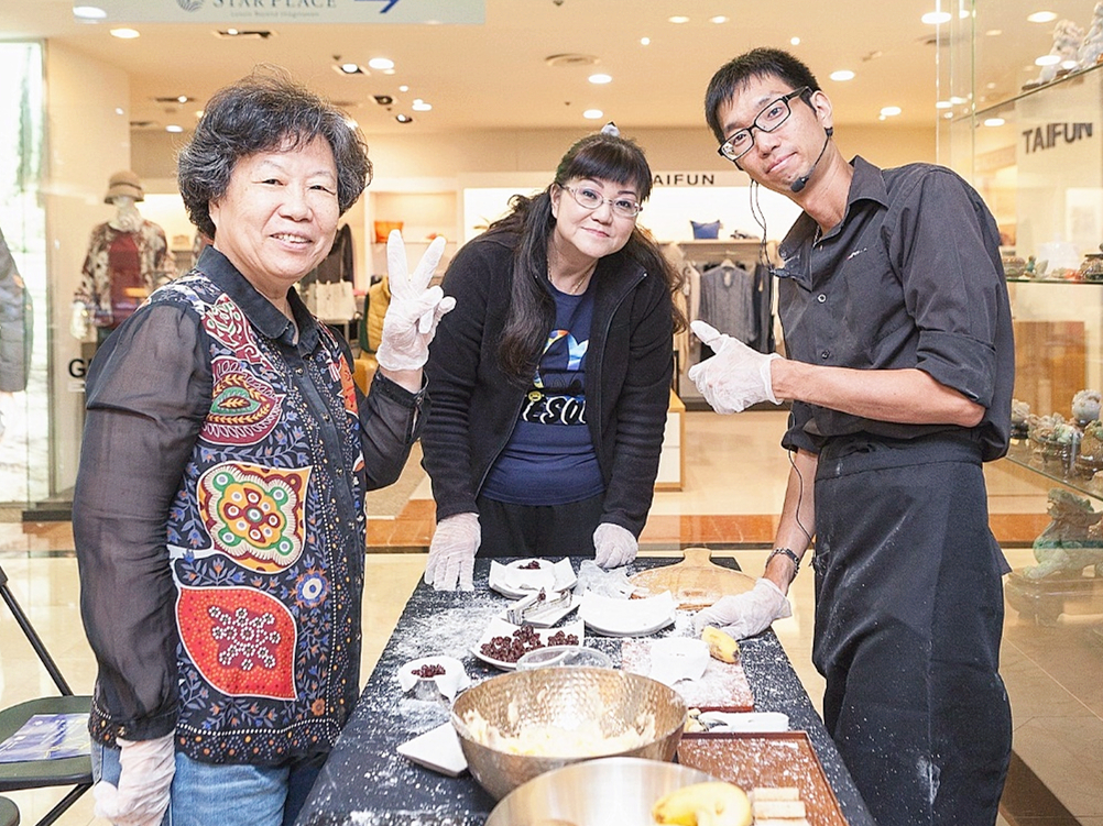 【圖說三：適合各年齡層的「鮮果雪莓娘」，在家也可以很簡單又方便的完成。】