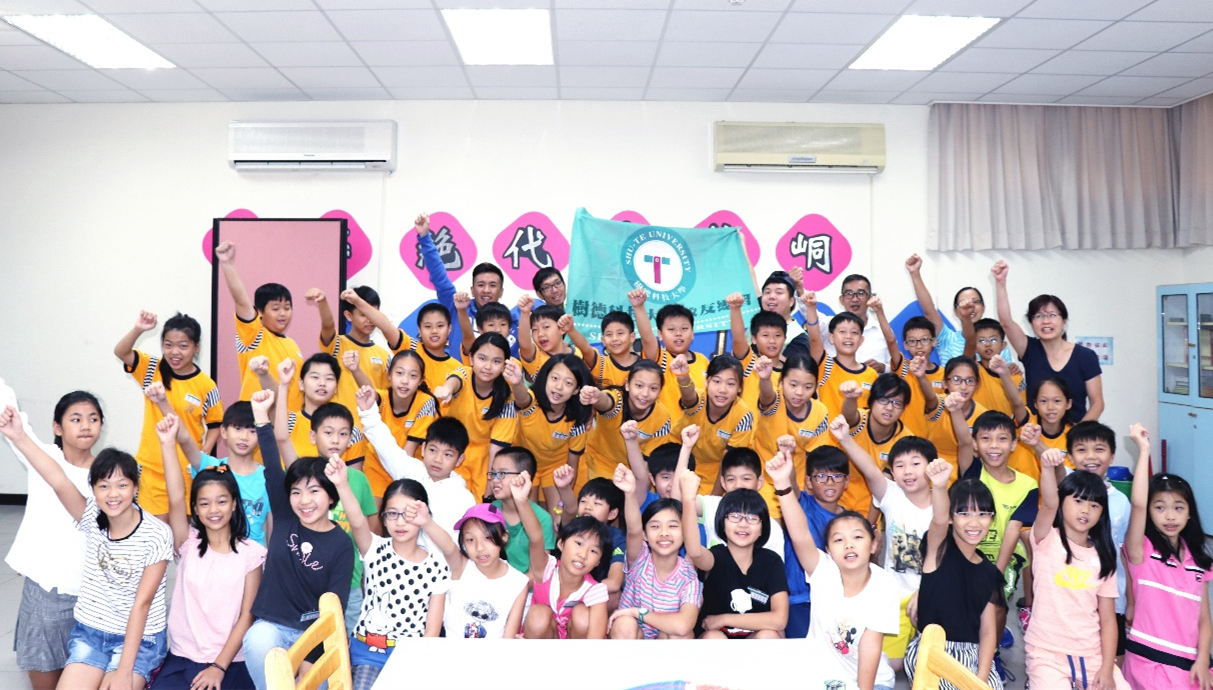 【圖說四：樹德科大校友總會與大龍國小小朋友會後合影。】