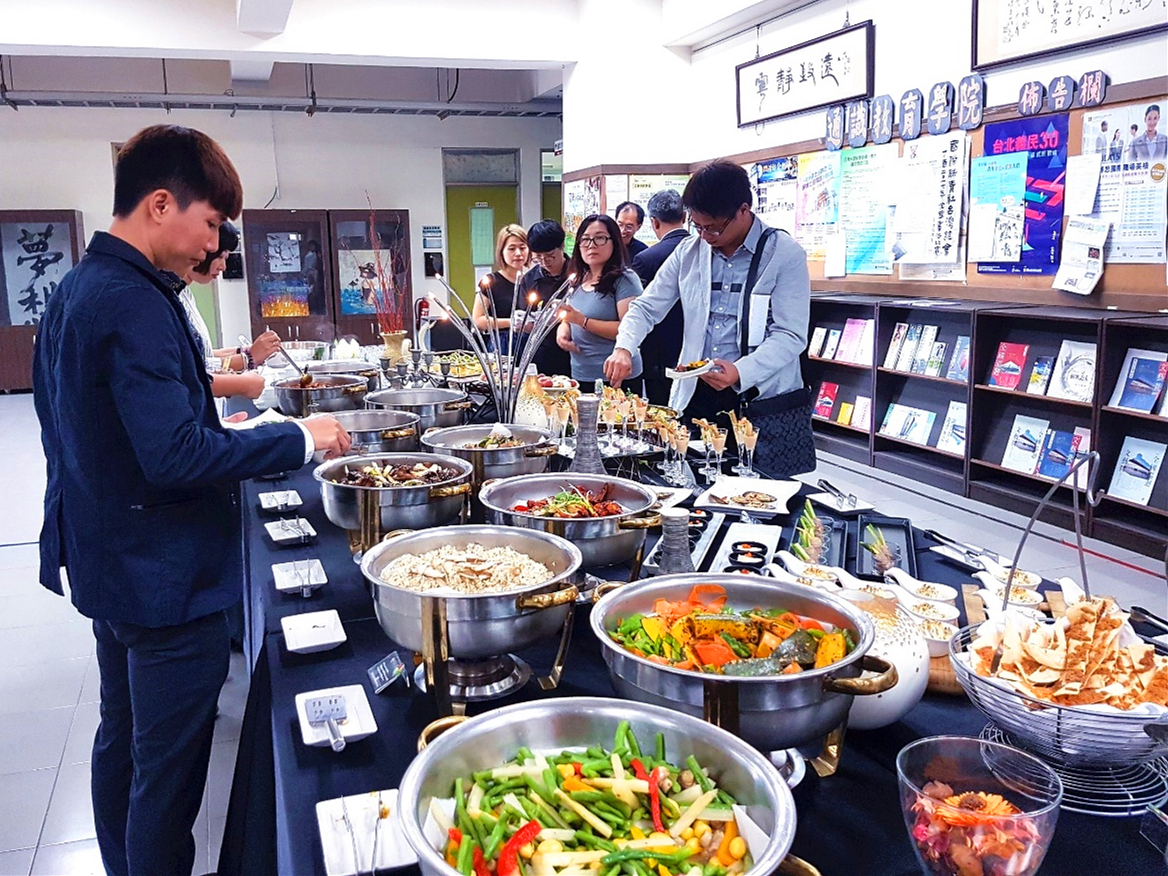 【圖說三：以古董與花藝的擺飾、幻化食材為藝術品的美食饗宴，在現場呈現迎賓午宴的正是劉柏楊所帶領的提克斯團隊，出眾的精緻餐點驚豔四座，也輕輕為新書發表會畫龍點睛。】