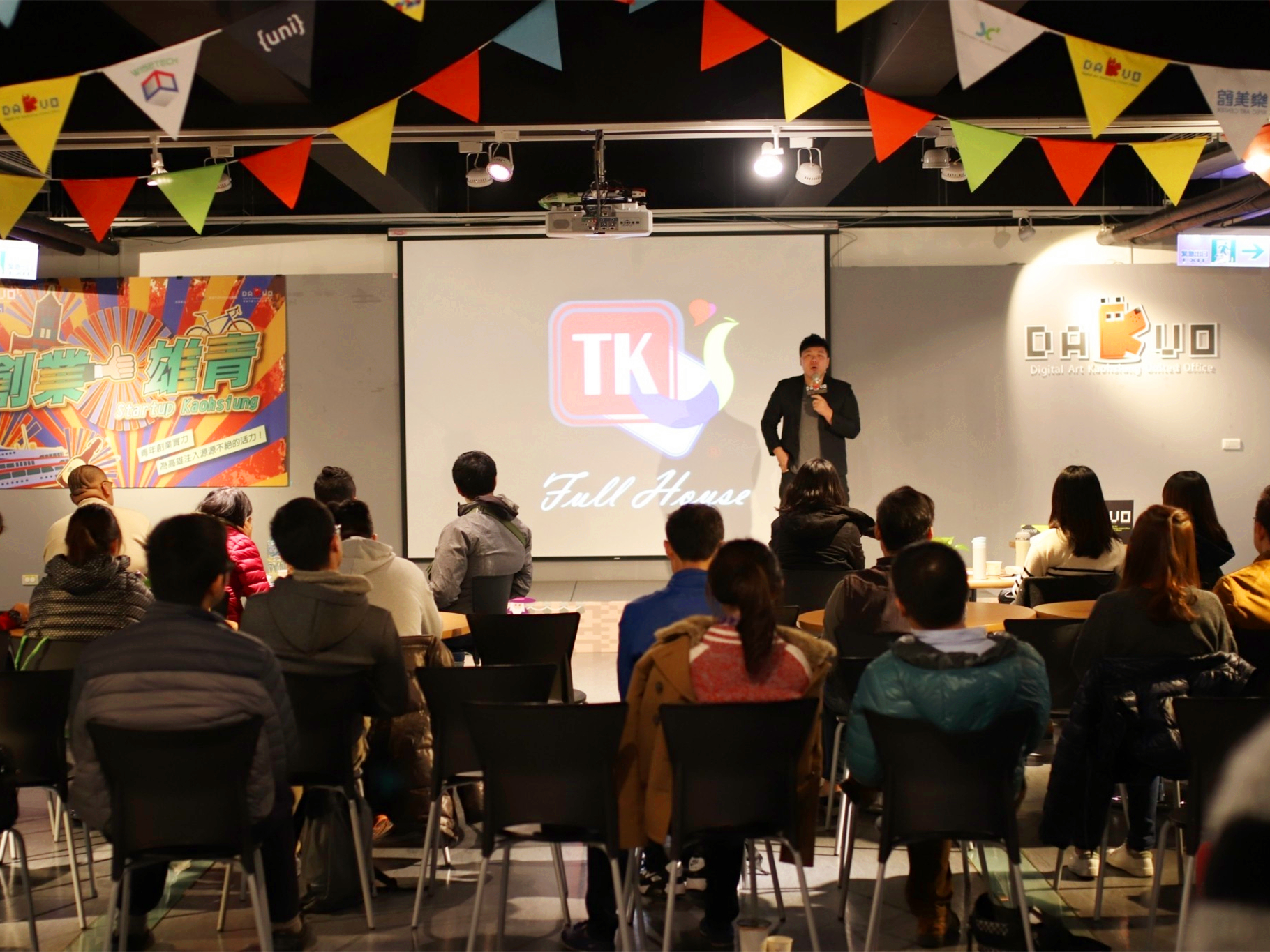 【圖說一：提克斯國際執行長劉柏楊受邀至高雄市數位內容創意中心分享創業心路歷程。】