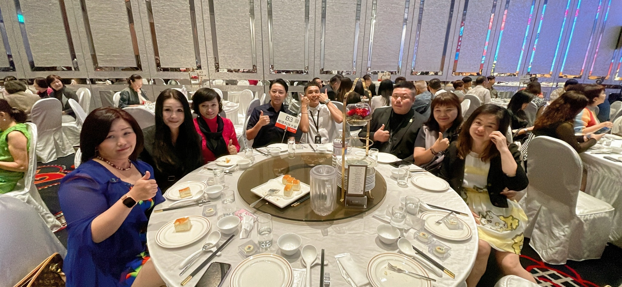 【圖說一：晚宴盛會由 #流設系 系友會理事長蘇美香、洪慕蘭教授及理監事夥伴引領祝賀。】
