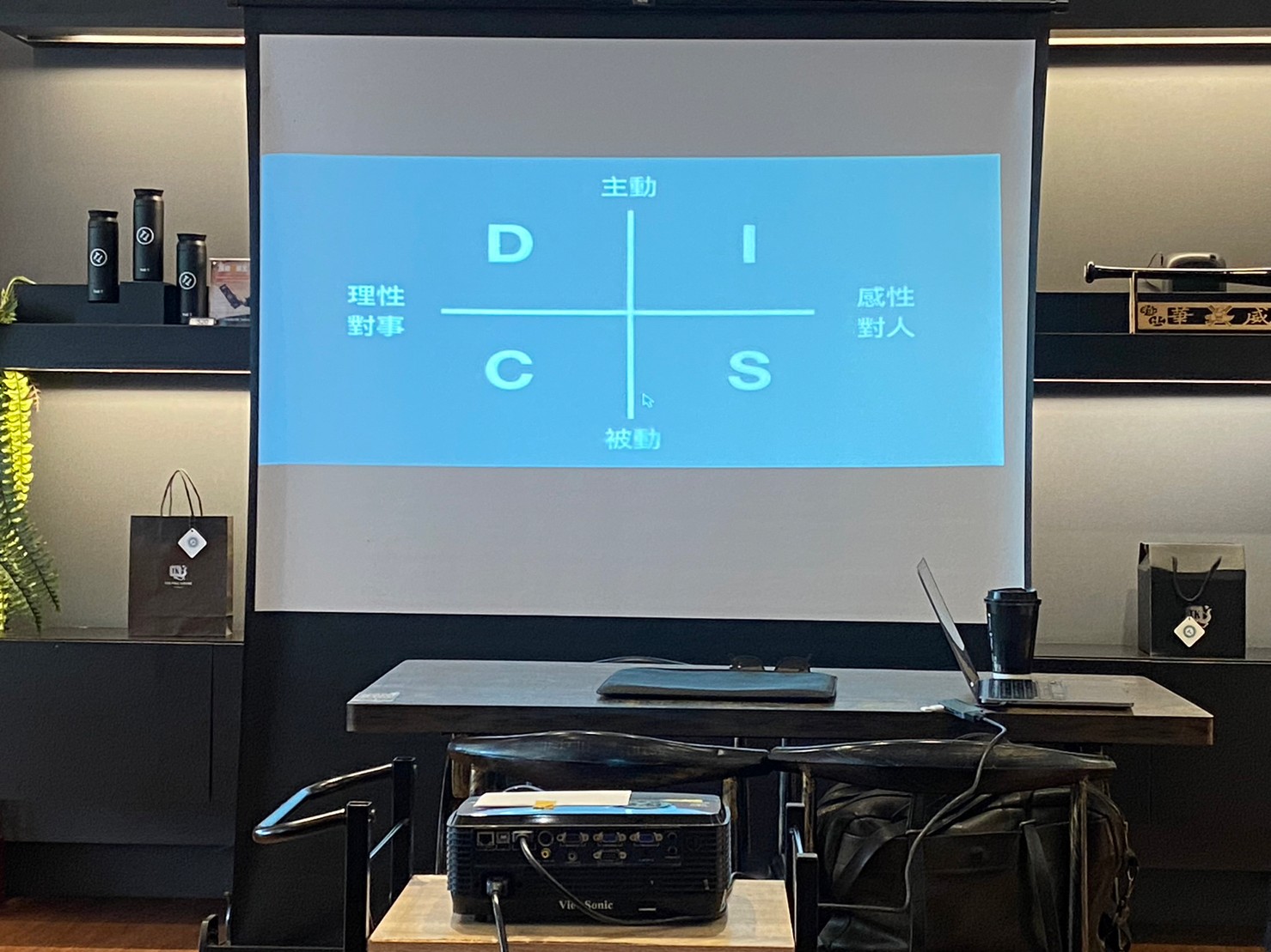 【圖說四：透過了解同伴的人格特點，也更能在團隊合作中找到適合的角色，實現更加協調的溝通和合作。】