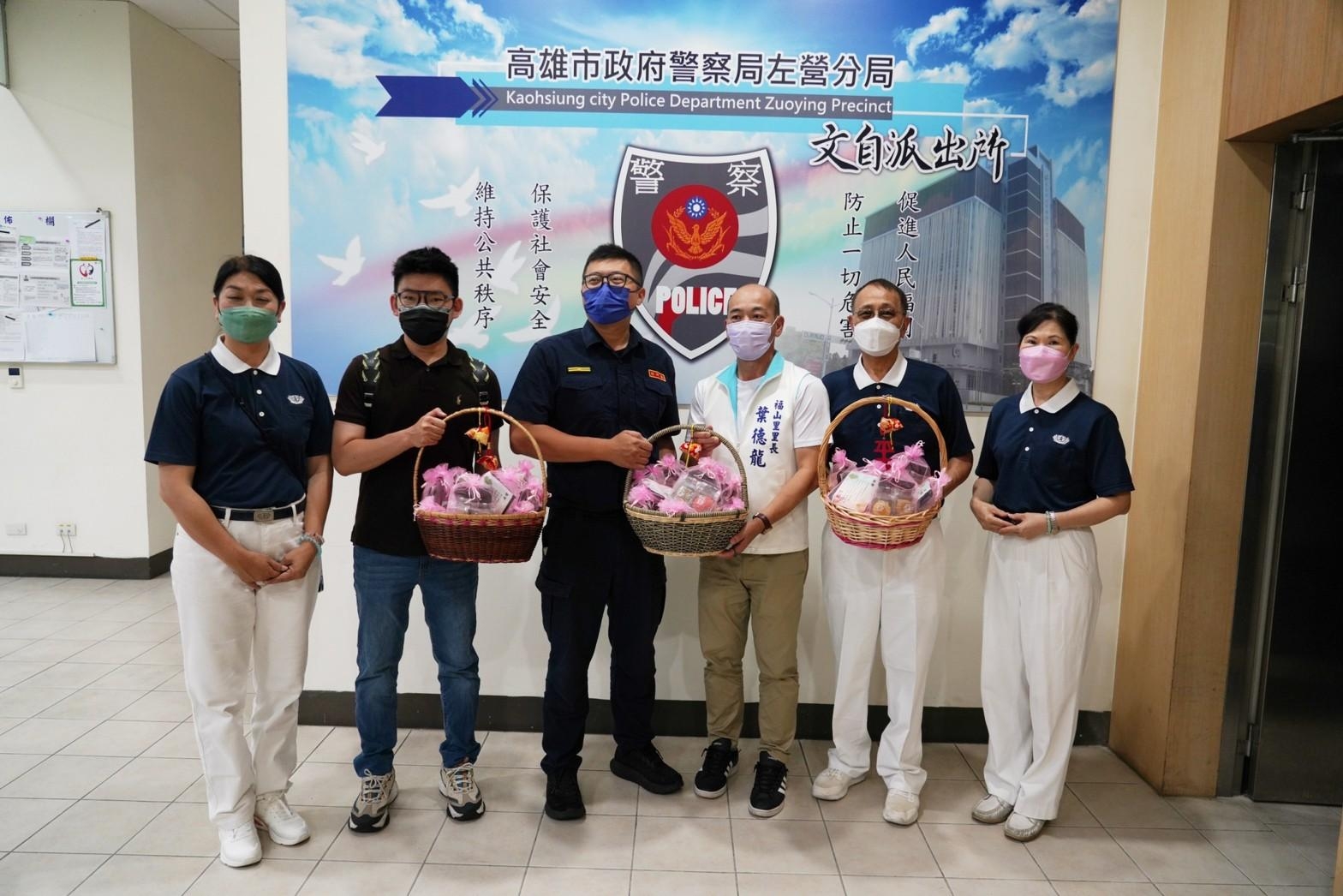 【圖說八:成品由樹德科大校友總會常務理事洪偉修及陳亞屏理事作代表,將這份珍貴的手作禮物化為眾人的心意和關懷,希望可以為辛勤工作的警消人員帶來一絲溫馨和感動。】 【圖說八:成品由樹德科大校友總會常務理事洪偉修及陳亞屏理事作代表,將這份珍貴的手作禮物化為眾人的心意和關懷,希望可以為辛勤工作的警消人員帶來一絲溫馨和感動。】
