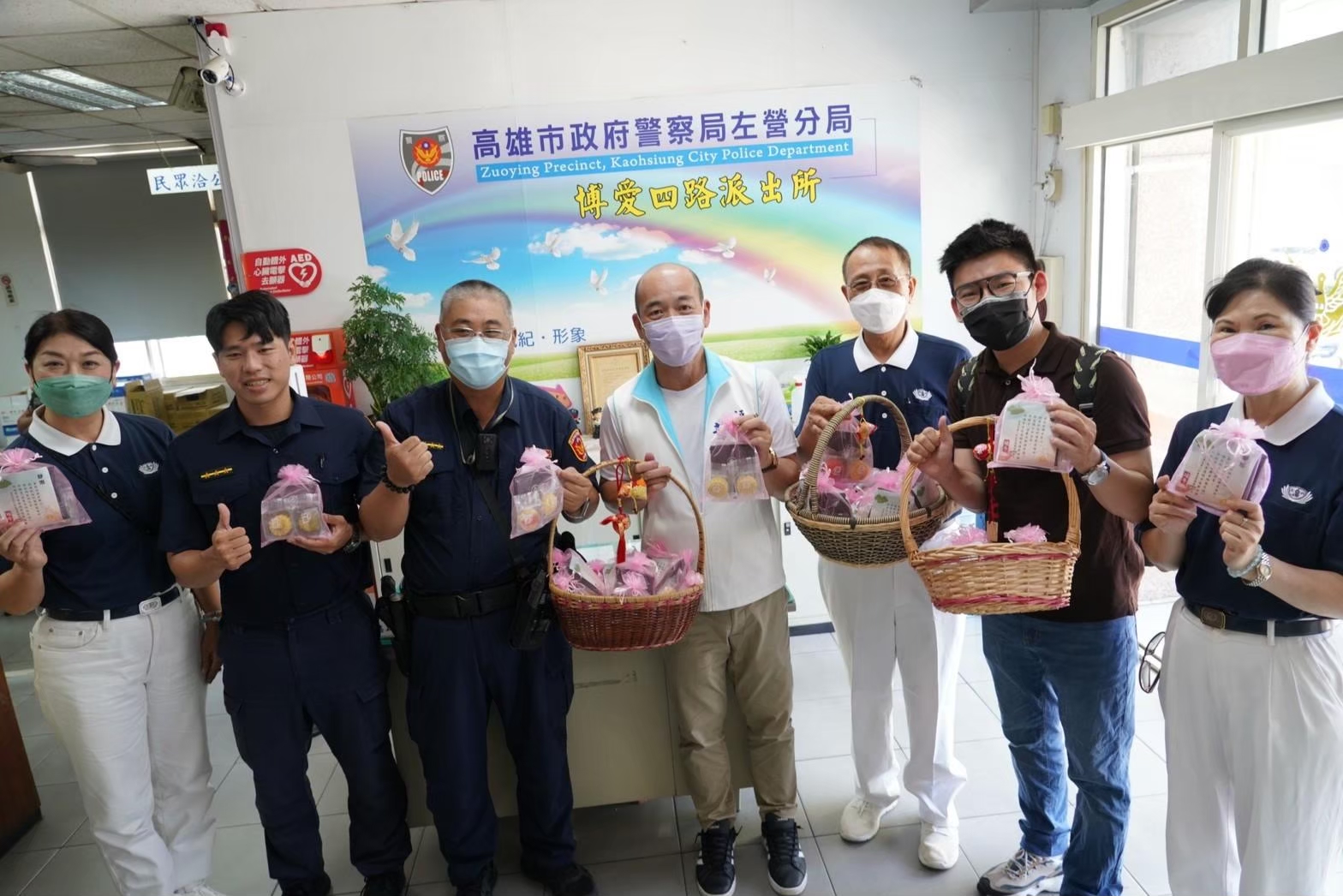 【圖說七:成品由樹德科大校友總會常務理事洪偉修及陳亞屏理事作代表,將這份珍貴的手作禮物化為眾人的心意和關懷,希望可以為辛勤工作的警消人員帶來一絲溫馨和感動。】 【圖說七:成品由樹德科大校友總會常務理事洪偉修及陳亞屏理事作代表,將這份珍貴的手作禮物化為眾人的心意和關懷,希望可以為辛勤工作的警消人員帶來一絲溫馨和感動。】