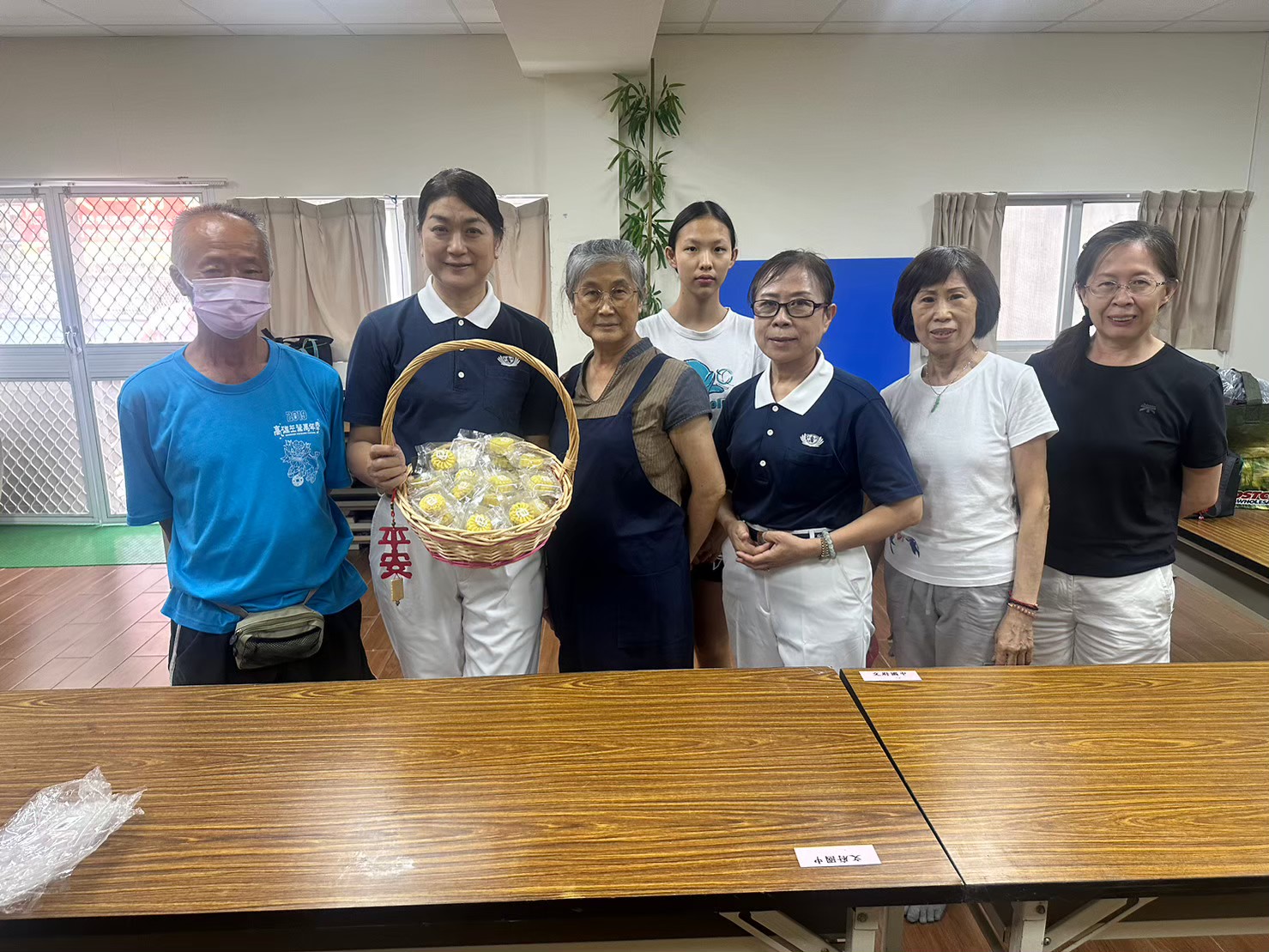 【圖說五:大愛電視台聞訊也趕來記錄下這美好的一刻。這次活動再次彰顯了社區團結和愛心的力量,並展示了不同團隊和組織的協作精神。】 【圖說五:大愛電視台聞訊也趕來記錄下這美好的一刻。這次活動再次彰顯了社區團結和愛心的力量,並展示了不同團隊和組織的協作精神。】